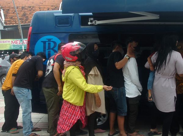 Ramai-ramai Tukar Uang Baru untuk Berlebaran