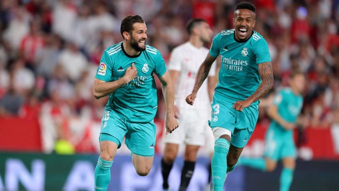 SEVILLE, SPAIN - APRIL 17: Eder Militao of Real Madrid and Nacho Fernandez of Real Madrid celebrate  during the LaLiga Santander match between Sevilla FC and Real Madrid CF at Estadio Ramon Sanchez Pizjuan on April 17, 2022 in Seville, Spain. (Photo by Fran Santiago/Getty Images)