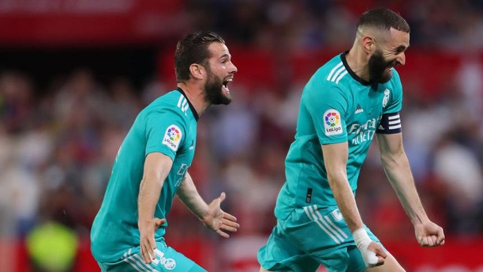 SEVILLE, SPAIN - APRIL 17: Karim Benzema of Real Madrid celebrates after he scores their teams third goal during the LaLiga Santander match between Sevilla FC and Real Madrid CF at Estadio Ramon Sanchez Pizjuan on April 17, 2022 in Seville, Spain. (Photo by Fran Santiago/Getty Images)