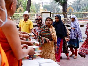 Indahnya Kebersamaam, Biksu Budha di Kuil Ini Bagi Makanan Buka Puasa