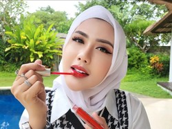 Pamer Gaya Rambut Baru Usai Lepas Hijab, Rey Utami Disebut Mirip Lucinta Luna