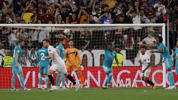 Soccer Football - LaLiga - Sevilla v Real Madrid - Ramon Sanchez Pizjuan, Seville, Spain - April 17, 2022 Sevilla's Ivan Rakitic celebrates scoring their first goal REUTERS/Marcelo Del Pozo