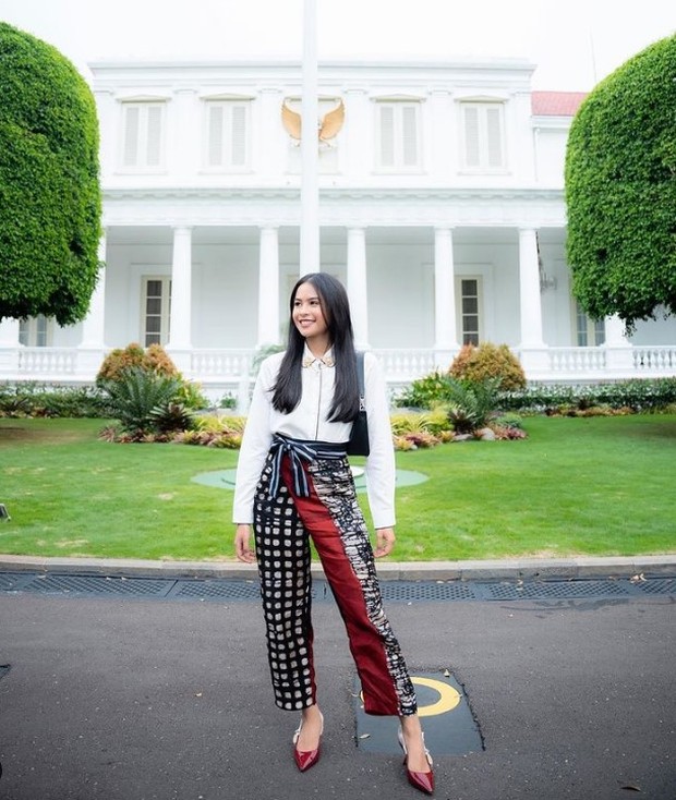 Style Maudy Ayunda Jubir Pemerintah G20 Celana Motif Abstrak