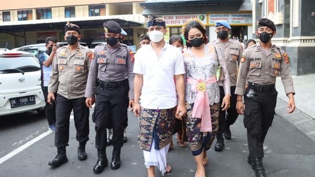 Seorang tahanan titipan Kejaksaan Negeri (Kejari) Denpasar, bernama I Wayan Bawa Kartika yang terjerat kasus narkotika melaksanakan pernikahan dengan kekasihnya bernama Ni Ketut Purnami, di Lobby Mapolresta Denpasar, Bali, Senin (18/4).