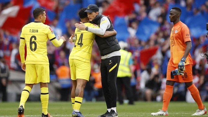 Soccer Football - FA Cup Semi Final - Chelsea v Crystal Palace - Wembley Stadium, London, Britain - April 17, 2022 Chelsea manager Thomas Tuchel celebrates with Reece James, Thiago Silva and Edouard Mendy after the match Action Images via Reuters/John Sibley