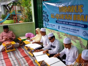 Melihat Penyandang Tunanetra di Banyuwangi Ngaji Bareng dengan Al-Quran Braille