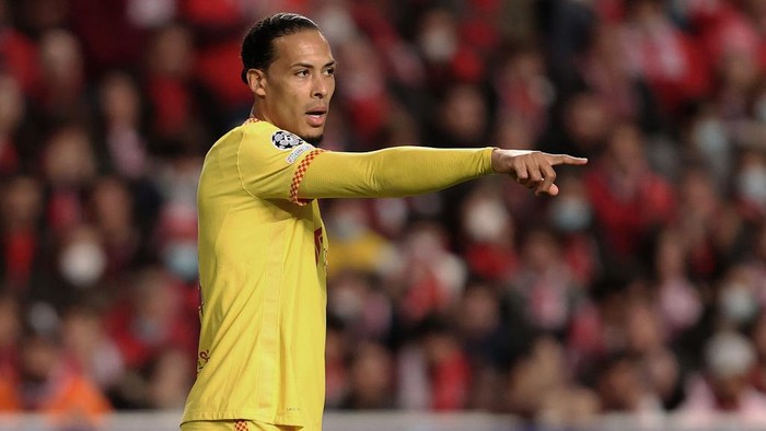 LISBON, PORTUGAL - APRIL 05:  Virgil van Dijk of Liverpool gives instructions during the UEFA Champions League Quarter Final Leg One match between SL Benfica and Liverpool FC at Estadio da Luz on April 05, 2022 in Lisbon, Portugal. (Photo by Julian Finney/Getty Images)