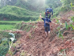 Ratusan Warga Cilengkong Masih Terisolasi Akibat Longsor