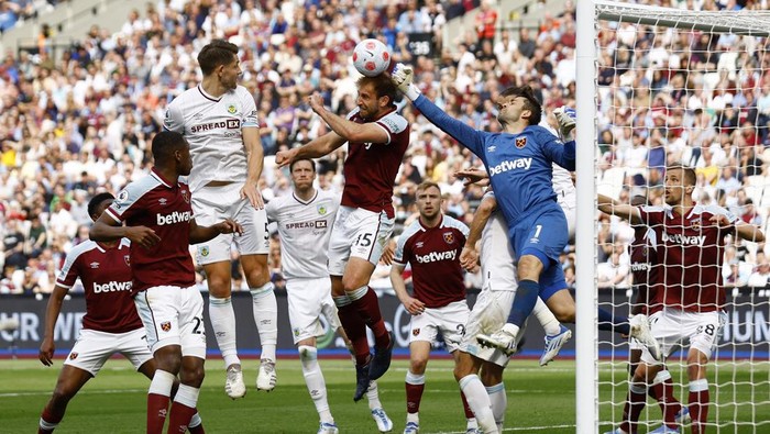 Soccer Football - Premier League - West Ham United v Burnley - London Stadium, London, Britain - April 17, 2022 West Ham United's Lukasz Fabianski and Craig Dawson in action with Burnley's James Tarkowski Action Images via Reuters/Andrew Boyers EDITORIAL USE ONLY. No use with unauthorized audio, video, data, fixture lists, club/league logos or 'live' services. Online in-match use limited to 75 images, no video emulation. No use in betting, games or single club /league/player publications.  Please contact your account representative for further details.