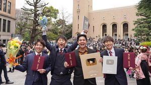 Momen Haru dan Bangga Jerome Polin Wisuda di Jepang, Tampil Beda Pakai Batik