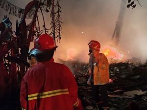 13 Lapak Pemulung di Bantargebang Bekasi Ludes Terbakar 13 Lapak Pemulung di Bantargebang Bekasi Ludes Terbakar