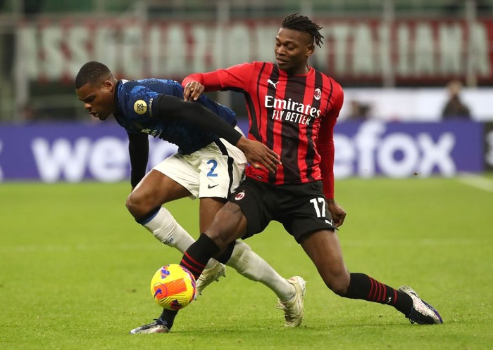 MILAN, ITALY - MARCH 01: Denzel Dumfries of FC Internazionale competes for the ball with Rafael Leao of AC Milan during the Coppa Italia Semi Final 1st Leg match between AC Milan and FC Internazionale at Stadio Giuseppe Meazza on March 01, 2022 in Milan, Italy. (Photo by Marco Luzzani/Getty Images)