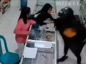 Aksi Menegangkan Wanita Penjaga Konter Lawan Maling Purbalingga Terekam CCTV