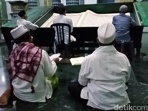Khusyuknya Tadarus Al-Quran Raksasa di Banyuwangi pada Malam Nuzululquran