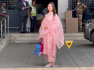 Penampilan Perdana Alia Bhatt Usai Menikah, Makin Bersinar! Penampilan Perdana Alia Bhatt Usai Menikah, Makin Bersinar!