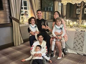 Potret Cristiano Ronaldo Gendong Putrinya yang Baru Lahir