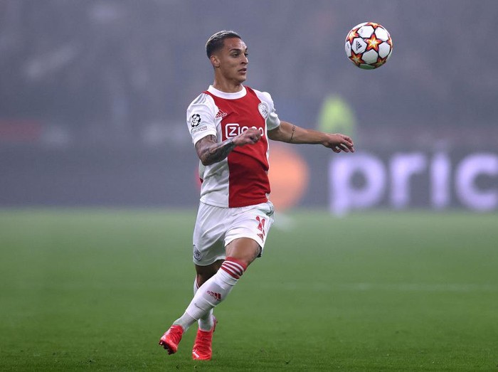 AMSTERDAM, NETHERLANDS - OCTOBER 19: Antony of Ajax celebrates after scoring their sides third goal during the UEFA Champions League group C match between AFC Ajax and Borussia Dortmund at Amsterdam Arena on October 19, 2021 in Amsterdam, Netherlands. (Photo by Dean Mouhtaropoulos/Getty Images)