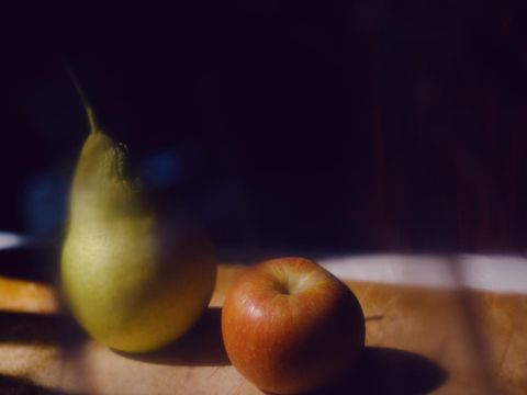 Ilustrasi buah apel dan pir