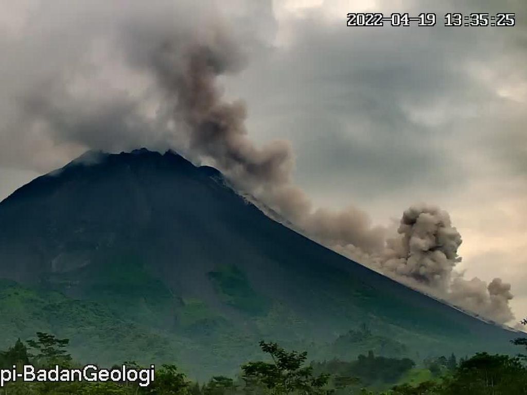 Gunung Merapi Luncurkan Awan Panas Sejauh 2 Km Siang Ini Gunung Merapi Luncurkan Awan Panas Sejauh 2 Km Siang Ini