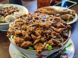 Mencicipi Mi Ayam Brutal dan Bakso Gunung Merapi di Kulon Progo