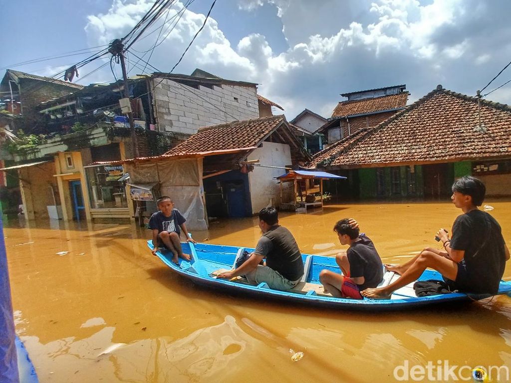 Dayeuhkolot Terendam Banjir, Warga Gunakan Perahu untuk Aktivitas