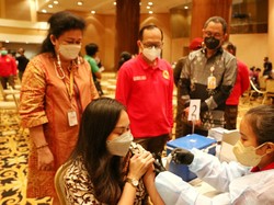 Ramai-ramai Vaksin Booster di Menara Bank Mega, Demi Bebas Mudik!