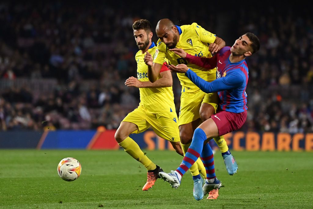 Barcelona Dipecundangi Cadiz di Camp Nou BARCELONA, SPAIN - APRIL 18: Eric Garcia of Barcelona challenges Lucas Perez of Cadiz during the LaLiga Santander match between FC Barcelona and Cadiz CF at Camp Nou on April 18, 2022 in Barcelona, Spain. (Photo by David Ramos/Getty Images)