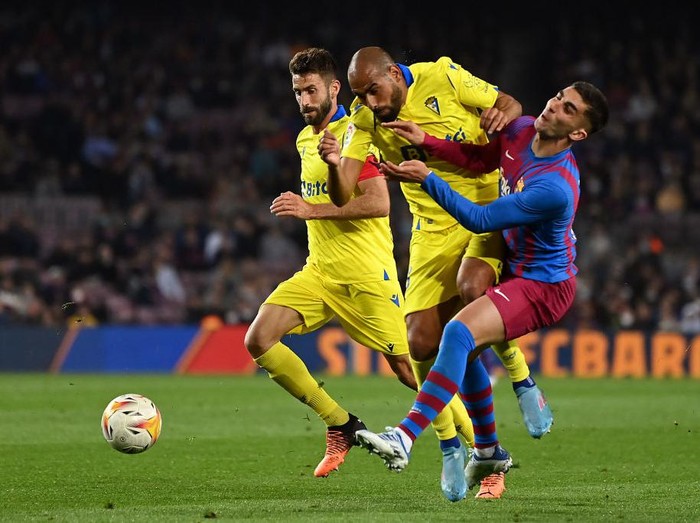 BARCELONA, SPAIN - APRIL 18: Eric Garcia of Barcelona challenges Lucas Perez of Cadiz during the LaLiga Santander match between FC Barcelona and Cadiz CF at Camp Nou on April 18, 2022 in Barcelona, Spain. (Photo by David Ramos/Getty Images)