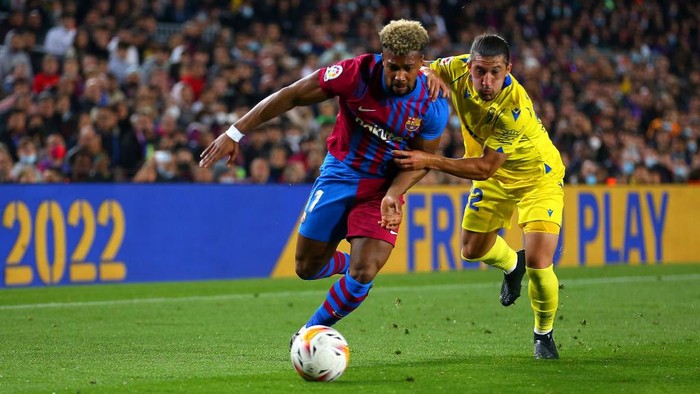 BARCELONA, SPAIN - APRIL 18: Eric Garcia of Barcelona challenges Lucas Perez of Cadiz during the LaLiga Santander match between FC Barcelona and Cadiz CF at Camp Nou on April 18, 2022 in Barcelona, Spain. (Photo by David Ramos/Getty Images)