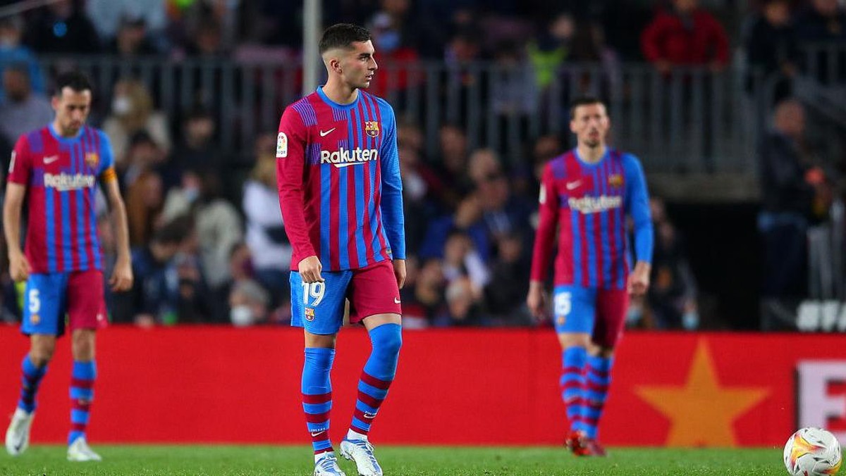 Suporter Barcelona kecewa dengan Joan Laporta. (Foto: Getty Images)