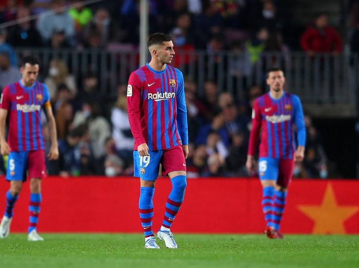 BARCELONA, SPAIN - APRIL 18: Eric Garcia of Barcelona challenges Lucas Perez of Cadiz during the LaLiga Santander match between FC Barcelona and Cadiz CF at Camp Nou on April 18, 2022 in Barcelona, Spain. (Photo by David Ramos/Getty Images)