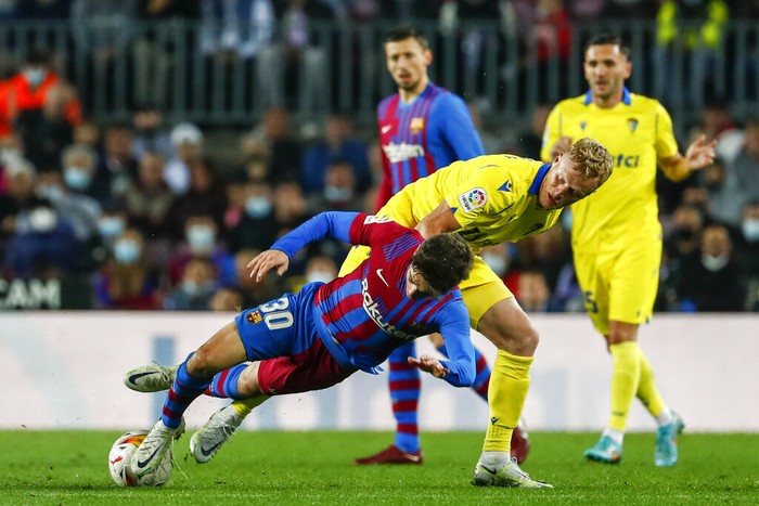 Barcelona vs Cadiz Barcelona's Gavi, left, vies for the ball with Cadiz's Jens Jonsson during a Spanish La Liga soccer match between FC Barcelona and Cadiz at the Camp Nou stadium in Barcelona, Spain, Monday, April 18, 2022. (AP Photo/Joan Monfort)