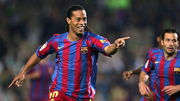 BARCELONA, SPAIN - APRIL 29: Ronaldinho of Barcelona celebrates after scoring Barcelona's first goal during the Primera Liga match between Barcelona and Cadiz at the Camp Nou stadium on April 29, 2006 in Barcelona, Spain. (Photo by Denis Doyle/Getty Images)