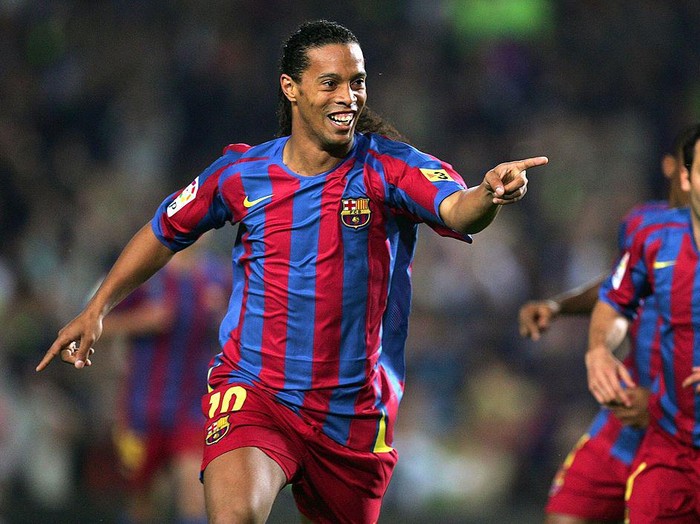 BARCELONA, SPAIN - APRIL 29: Ronaldinho of Barcelona celebrates after scoring Barcelona's first goal during the Primera Liga match between Barcelona and Cadiz at the Camp Nou stadium on April 29, 2006 in Barcelona, Spain. (Photo by Denis Doyle/Getty Images)