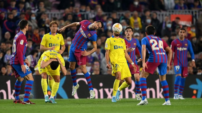 BARCELONA, SPAIN - APRIL 18: Sergio Busquets of Barcelona contends for the aerial ball with Ruben Sobrino of Cadiz during the LaLiga Santander match between FC Barcelona and Cadiz CF at Camp Nou on April 18, 2022 in Barcelona, Spain. (Photo by David Ramos/Getty Images)