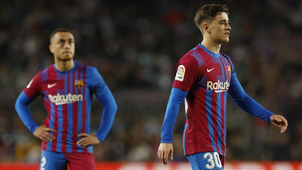 Soccer Football - LaLiga - FC Barcelona v Cadiz - Camp Nou, Barcelona, Spain - April 18, 2022 FC Barcelona's Gavi and Sergino Dest react REUTERS/Albert Gea