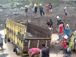 Snapshots: Penampakan Truk Terjebak Banjir Lahar Hujan Merapi