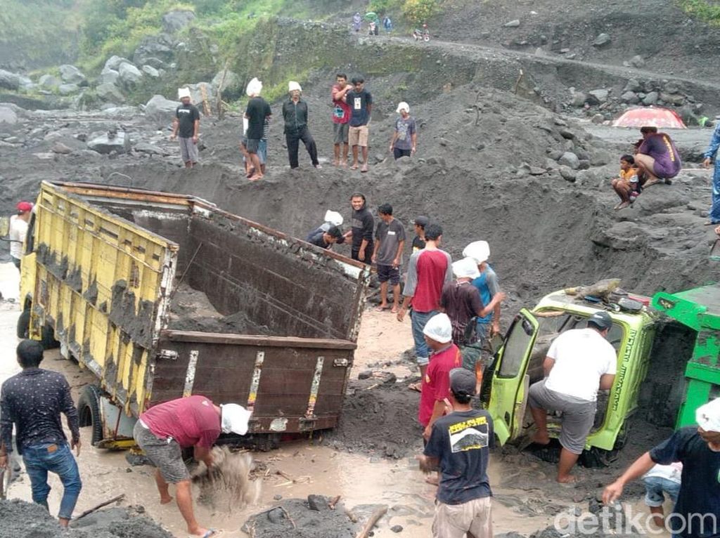 Video Semringah Penambang Pasir Klaten Dapat THR Banjir Lahar Merapi Video Semringah Penambang Pasir Klaten Dapat THR Banjir Lahar Merapi