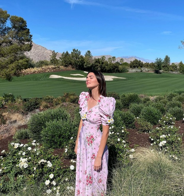 Berjemur di pagi hari/Foto: instagram.com/kendalljenner