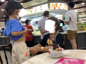 Duh! Wanita Ini Biarkan Anaknya Kencing di Botol di Tengah Foodcourt Ramai