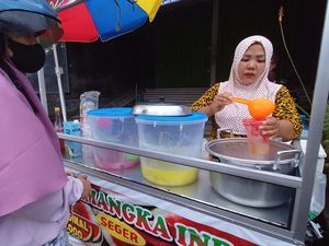 Seger Sajan! Es Semangka India Viral Ada di Depan Masjid Tabanan