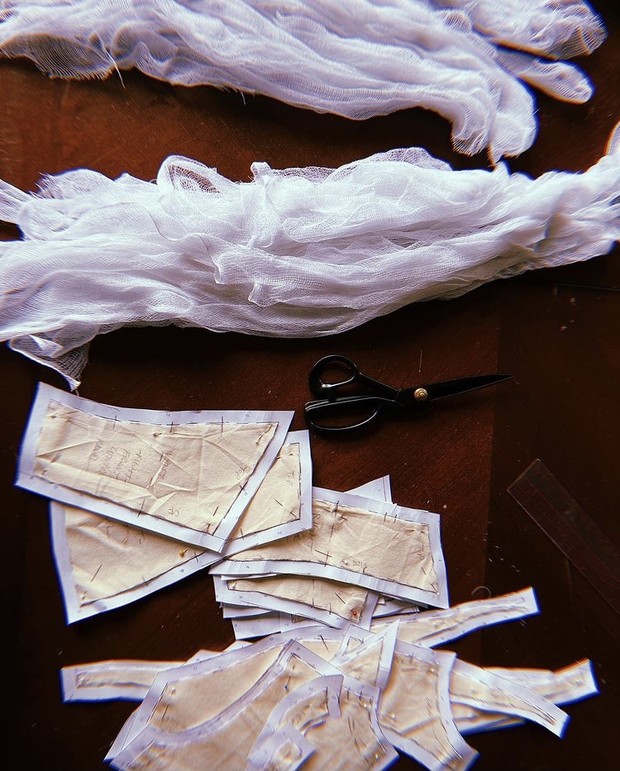 Foto: instagram.com/michellehebertofficial Membuat pola dan kain/