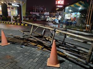 Gapura Bambu-Pohon Kapuk di Pancoran Mas Depok Tumbang Imbas Hujan Angin