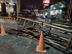 Gapura Bambu-Pohon Kapuk di Pancoran Mas Depok Tumbang Imbas Hujan Angin