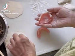 Heboh! Nenek Ini Bikin Tutorial Pastel Pakai Gigi Palsu sebagai Cetakannya