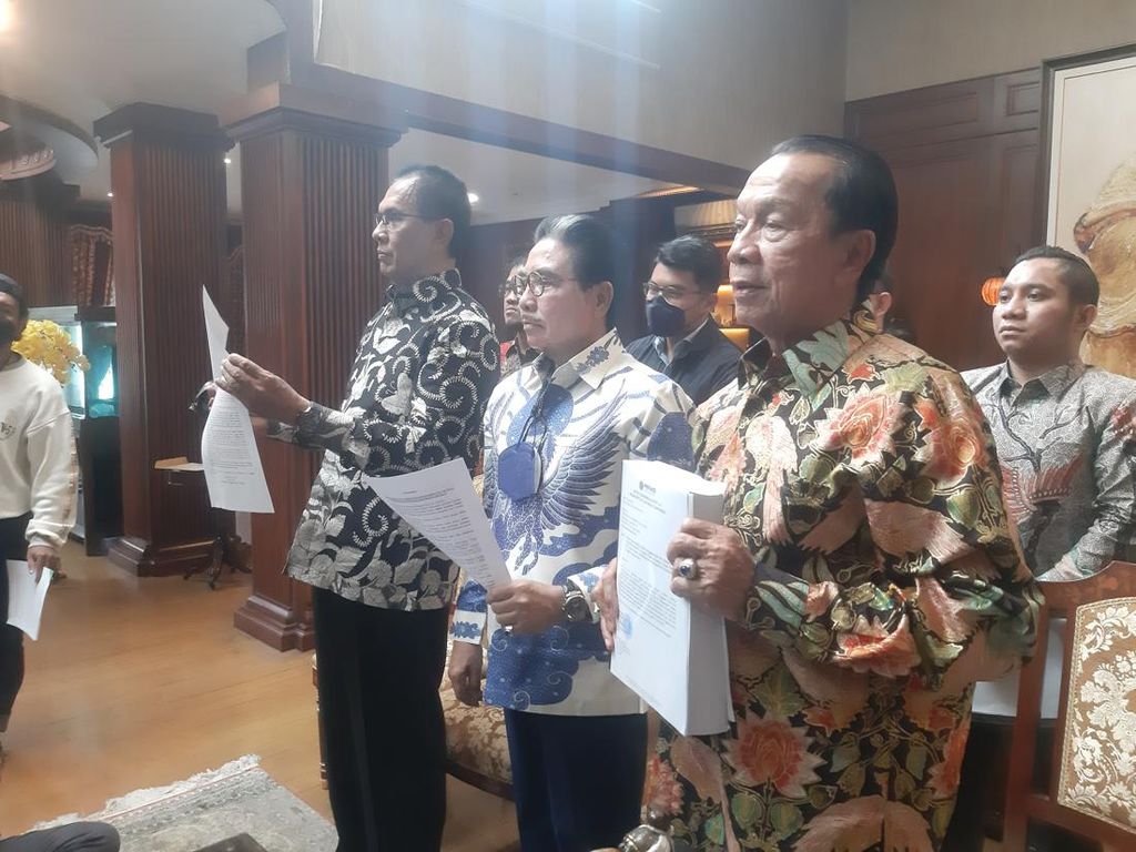 Hotman Hengkang, Hotma Menyerang Hotman Hengkang, Hotma Menyerang