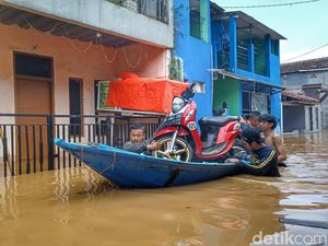 Video: Aktivitas Warga Lumpuh Akibat Banjir di Dayeuhkolot, Bantuan Belum Datang Video: Aktivitas Warga Lumpuh Akibat Banjir di Dayeuhkolot, Bantuan Belum Datang