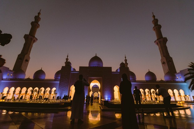 Ilustrasi orang yang hendak beribadah di malam lailatulqadar