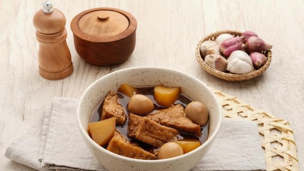 Semur, Indonesian homemade semur, with ingredient tofu, quail eggs and potatoes, served in a bowl.