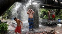 Gelombang Panas di India Bikin Warga Kolkata Asyik Main Pancuran